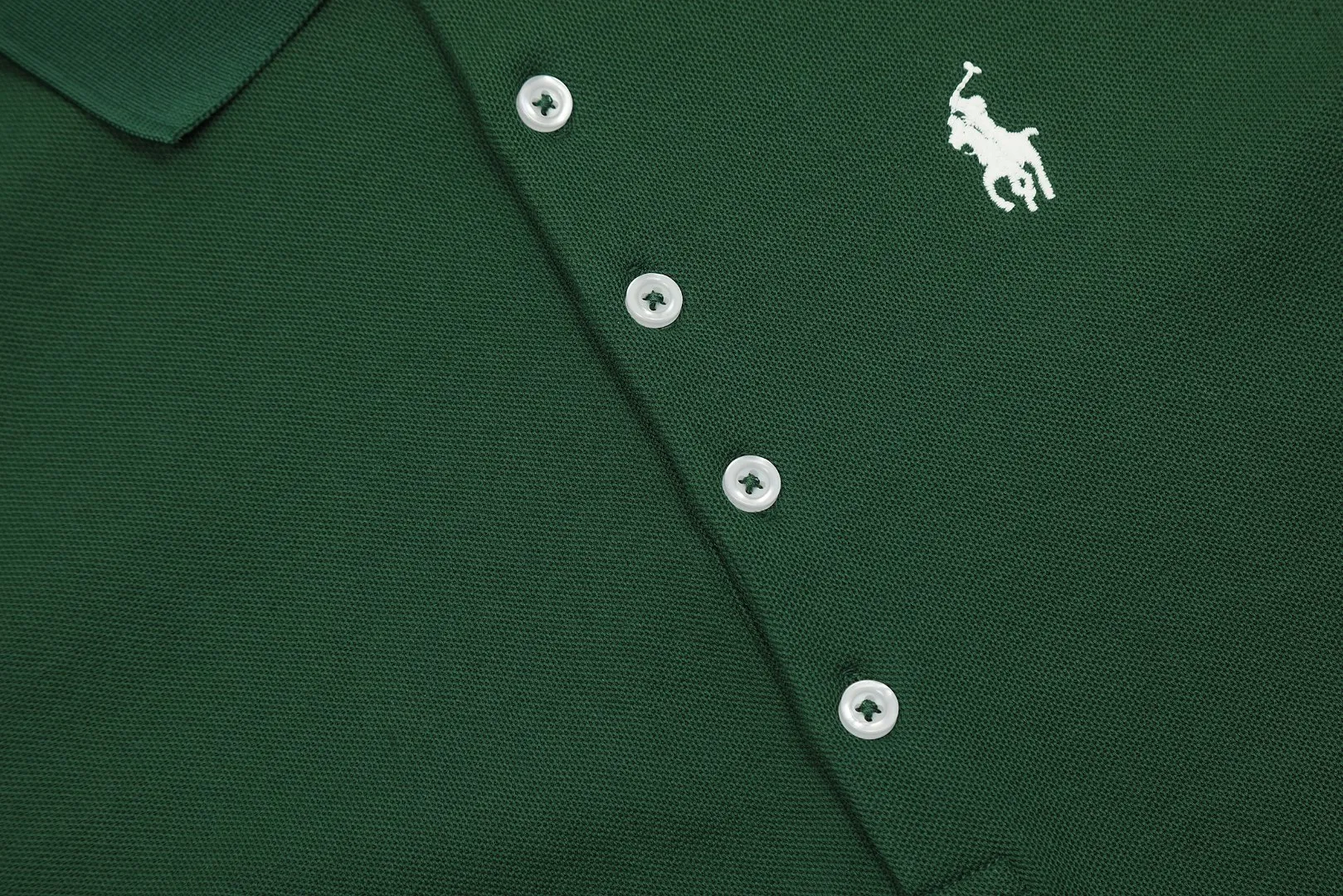 🅿️152 "Top quality" Style number: DS004# (not off the shelves all year round) [Ralph Lauren classic pony embroidered lapels women's slim fit POLO short sleeves] ✅Ralph Lauren Ralph Lauren classic basic women's all-match slim fit POLO short sleeves ✅Main supplier platform live broadcast Wholesale entities Replenish when out of stock Not off the shelves ✅ZP quality 1:1 pattern making Scan the code to enter the GF website Z cabinet quality ✅Details and quality are the only one in Guangzhou. Imported pique fabrics focus on high-end and cost-effective. Needless to say good quality. ✅The version is restored to the original order. The maximum size can be worn up to 130 pounds. Loose, comfortable and stress-free.